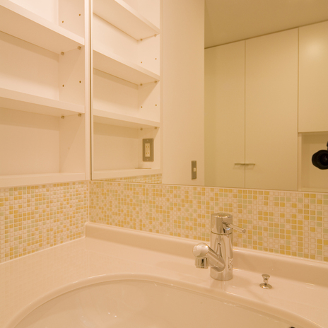 モザイクタイルが爽やかな印象の洗面スペース