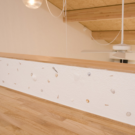 漆喰に貝殻を埋め込んでアートの様な壁面に