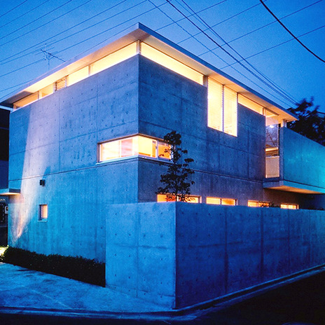 コンクリート打ち放しの堅牢でシンプルな外観