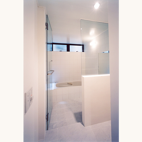 ガラスドアのスタイリッシュな浴室