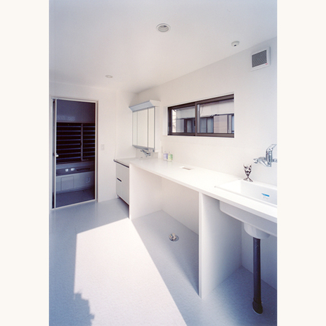白を基調とした清潔感のある洗面室