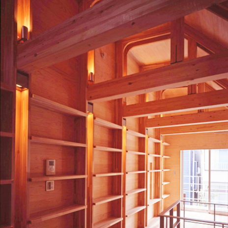 ライトアップされた内観