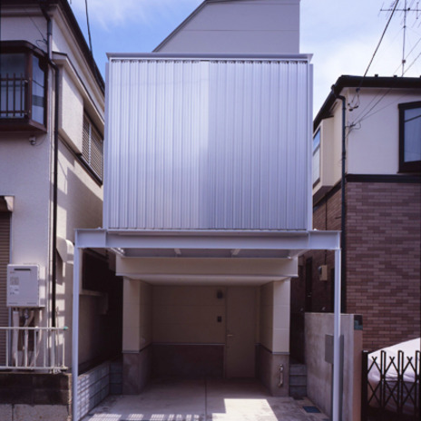 開閉するアルミのカーテン