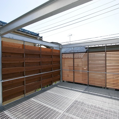 木の格子によって囲われ、守られた、テラス