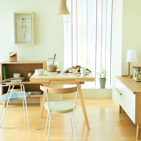 さらりとした空気感が心地良い明るく開放的なダイニング