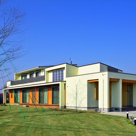 塗壁と杉板張りの外観