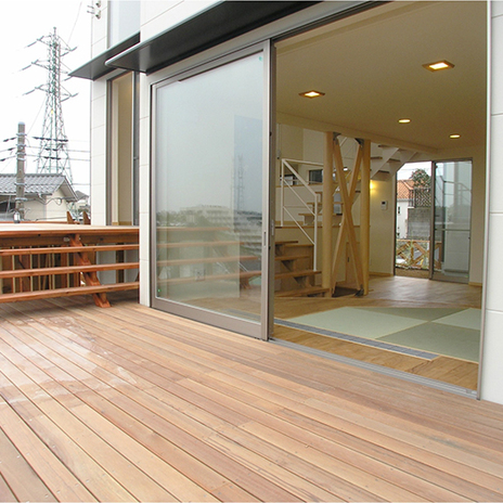 部屋を広くみせるテラスへの繋がり