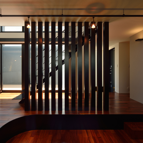 柱を等間隔に配置し、壁としての機能を圧迫感なく見せる