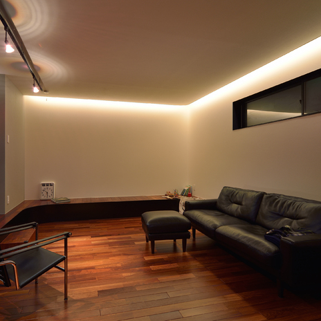 天井の折り上げからもれる光が安堵感を生むリビング