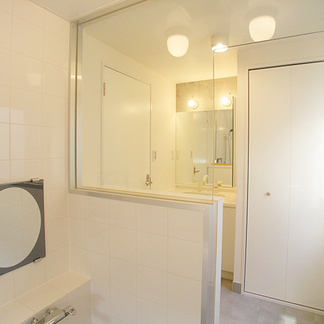 ガラス窓の開放的な浴室