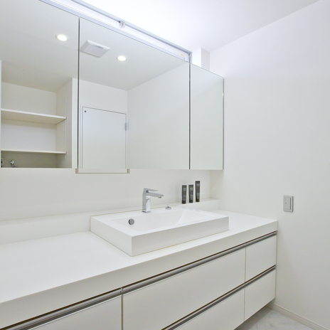 高窓を設けて換気をよくした、清潔感あふれる真っ白な洗面台