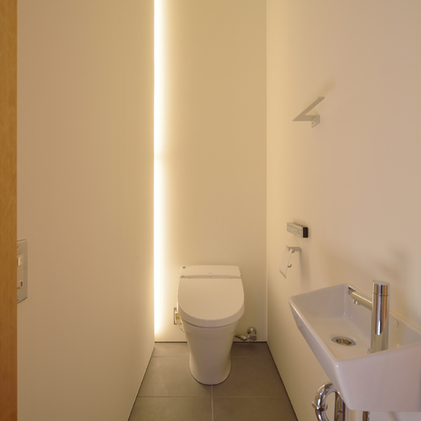 狭さを感じさせない、考え抜かれたトイレの壁面照明