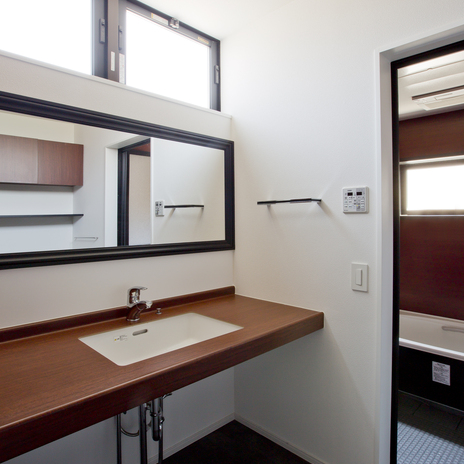 窓・鏡・洗面台の横ラインの使い方がこだわりの浴室・洗面所