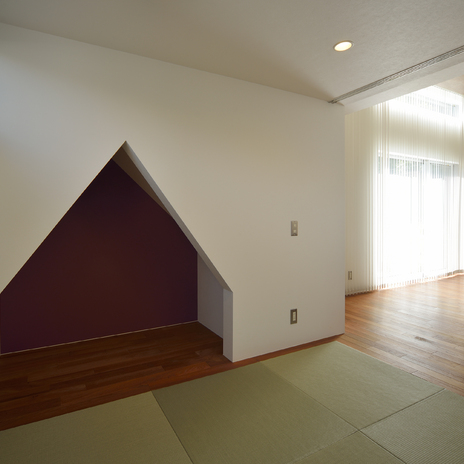 切り妻屋根型に抜けた、遊び心のある壁が印象的な和室