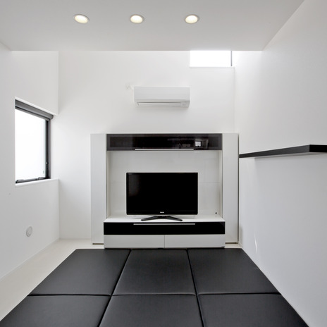 ソファを外すと、クッションがそのまま床になるリビング