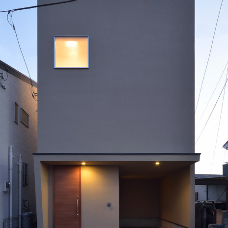 この家で始まる家族の風景が見えてきそうな外観