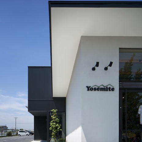 アトリエから住居側玄関までのアプローチが美しい軒