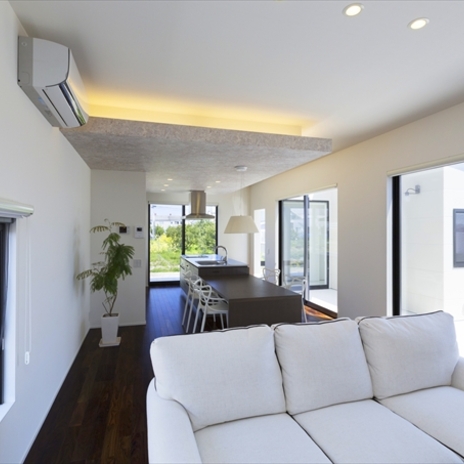 間接照明が落ち着いた光を放つリビング