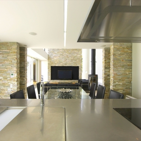 モザイク絵のような柱と壁面が印象的なリビング