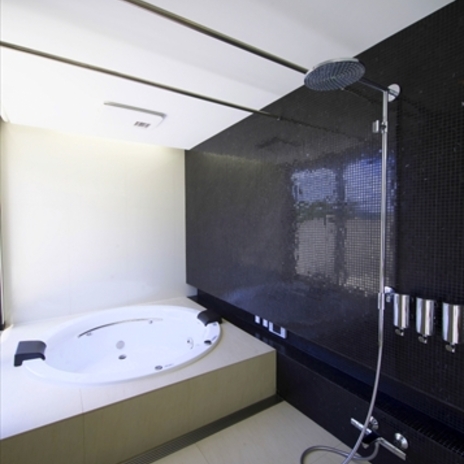 シンプルにまとめた浴室