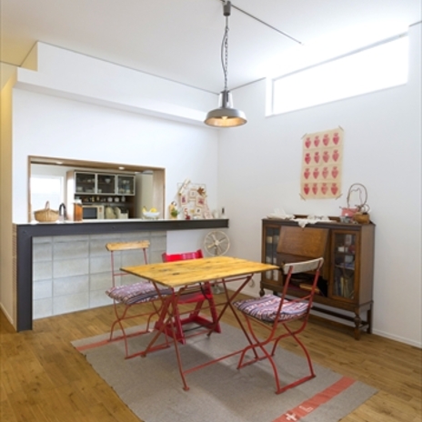 コンクリートブロックが積まれたカウンター下