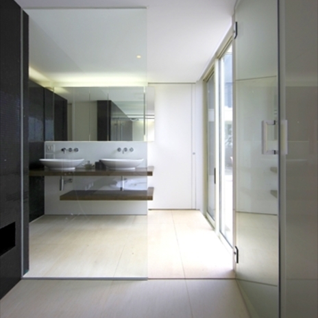 ミラーとガラスによる奥行きある空間