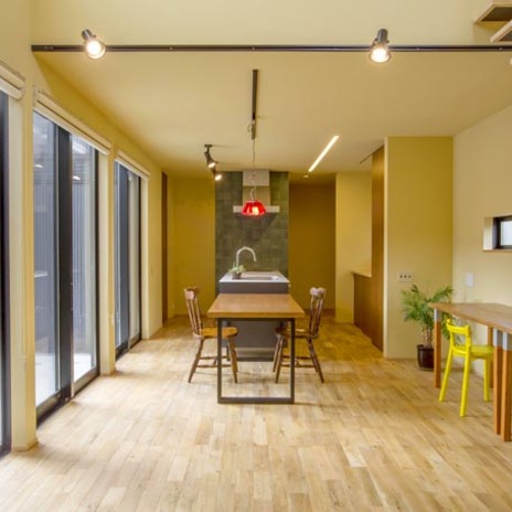 大きな窓から中庭の景色を愉しむ