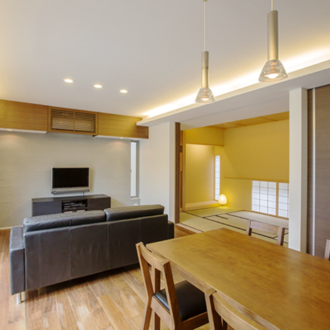 間仕切りで和室と繋がるLDK