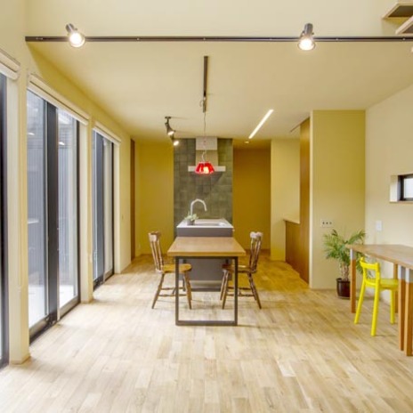 光がさんさんと降り注ぐリビング