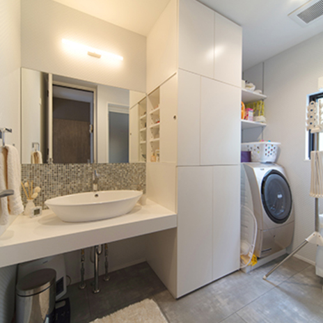 広々として清潔感のある洗面室