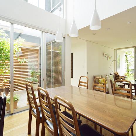 吹き抜けが明るいダイニング