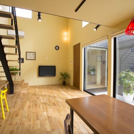 中庭につながるリビング