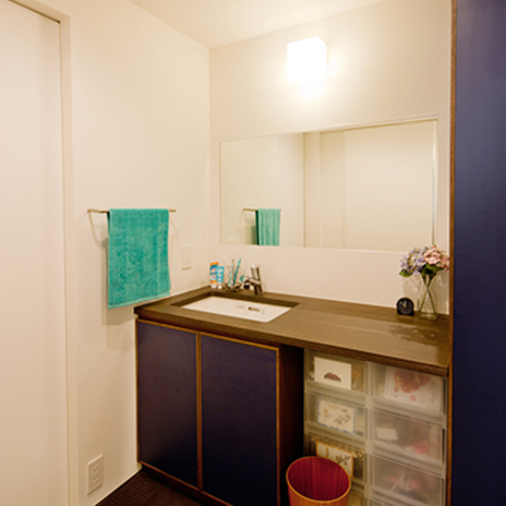積層の天板がやさしい雰囲気の洗面台