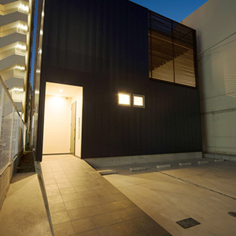 緩やかなアプローチのある外観