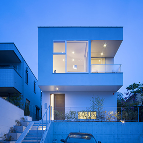 夕景に室内の光が優しく溢れる外観