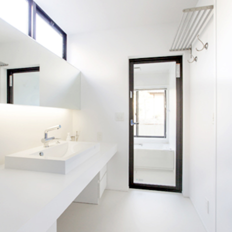 白で統一した明るい洗面