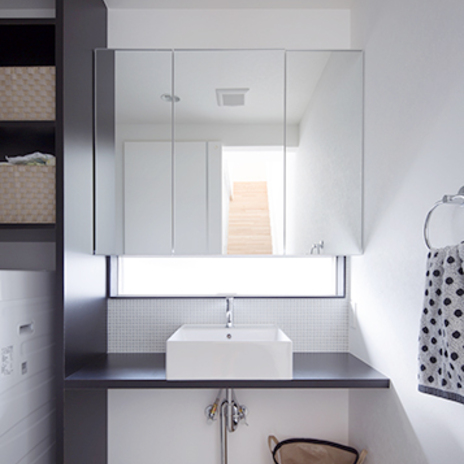 自然の光が入るモノトーンカラーの洗面