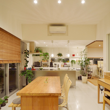 植物がたくさんおかれた明るいリビング