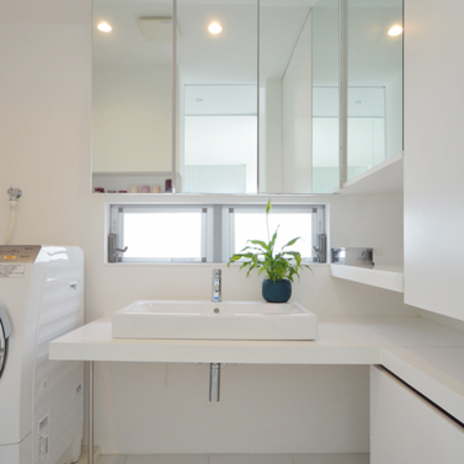 白でまとめた清潔感のある洗面スペース