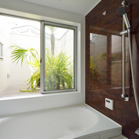 バスルームから中庭を眺める