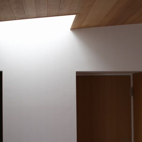 ナチュラルな内壁とトップライト