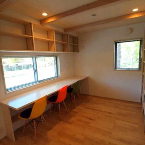 家族共用の机と椅子