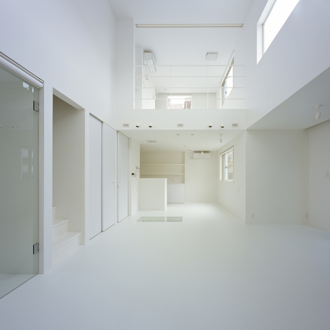 扉も手すりも全て白色にして、より広いスペースに感じさせたリビングダイニング