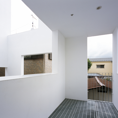 壁面の開放的な抜けが心地よく清々しいバルコニー