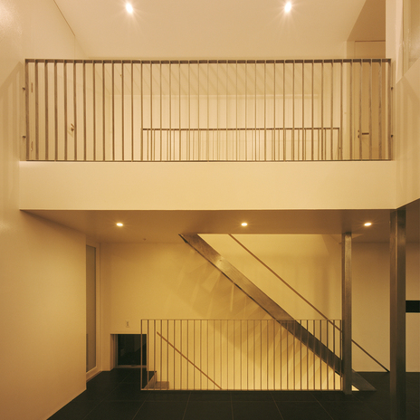 手すりスポーク部分が、公共施設のようなシンプルさを醸し出す