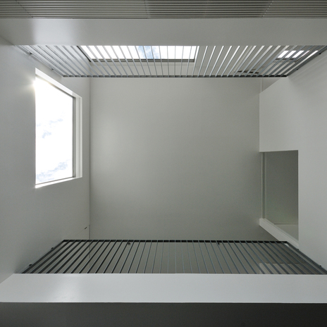 直線美を感じさせる、リビングダイニングから見上げた吹き抜け