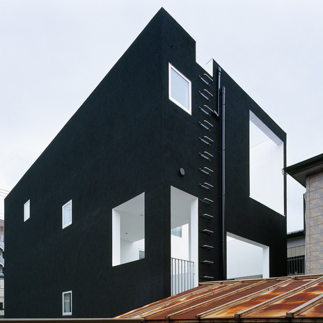 白と黒でまとめつつ、窓配置で遊び心を出している外観