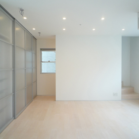 白を基調とした、ゆったりとした収納場所をもつリビング