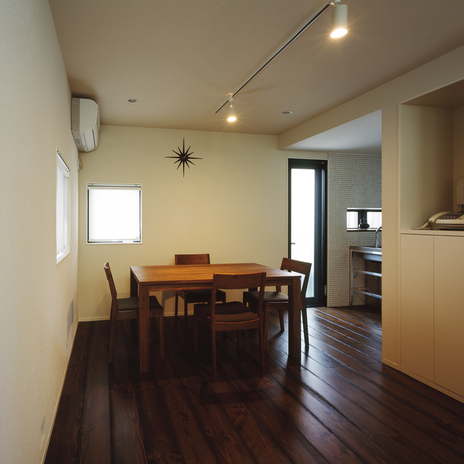 味わい深いフローリングが、シンプルにまとめられたダイニングスペースによく似合う