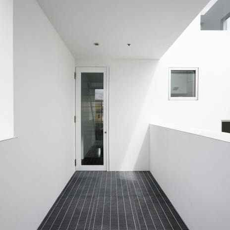 立体的なバルコニーは、視線を遮りつつ風を感じる空間に